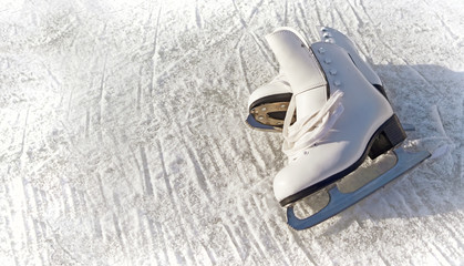 Fotobehang Wintersport Witte kunstschaatsen op winterse achtergrond  © lenkusa
