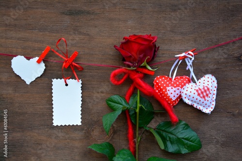 rote Rose mit Stoffherzen