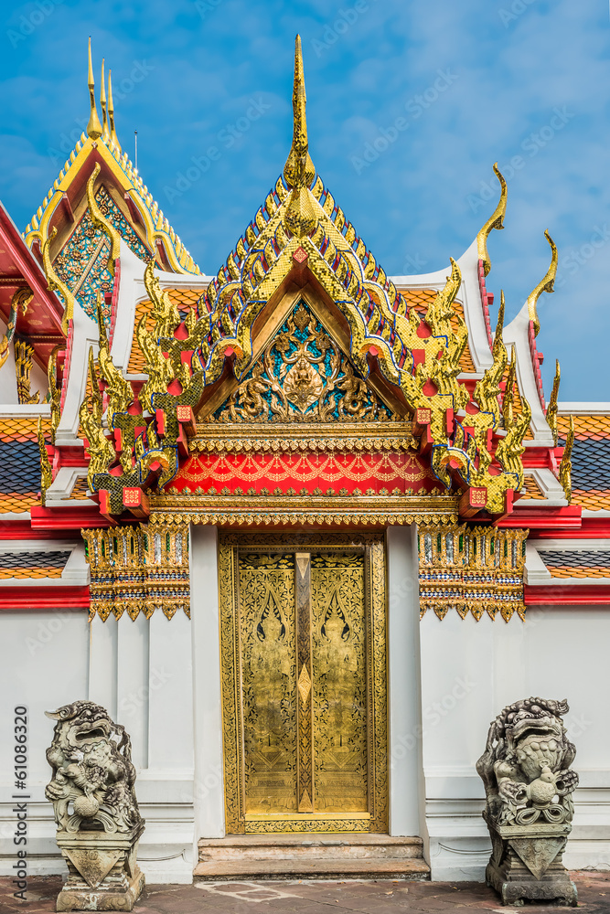Fototapeta premium golden door dragon statues Wat Pho temple bangkok thailand