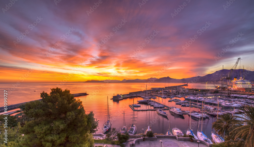 Naklejka premium Sunrise at Palermo Harbour