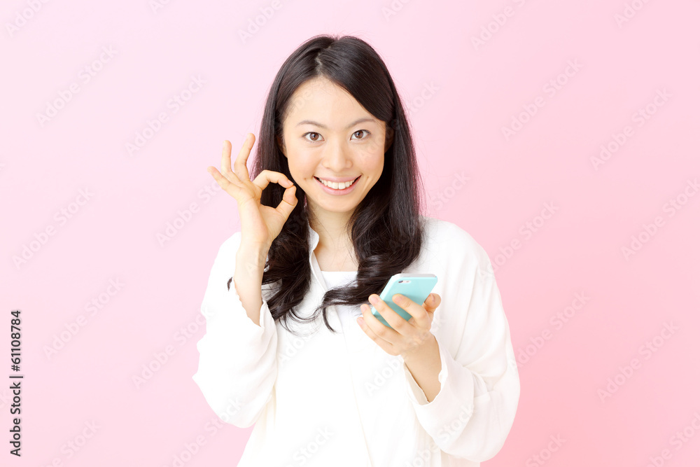スマートフォンを持つ女性 スマートフォンを持つ女性