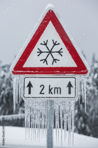 Obraz na płótnie Traffic sign for icy road with icicles w salonie