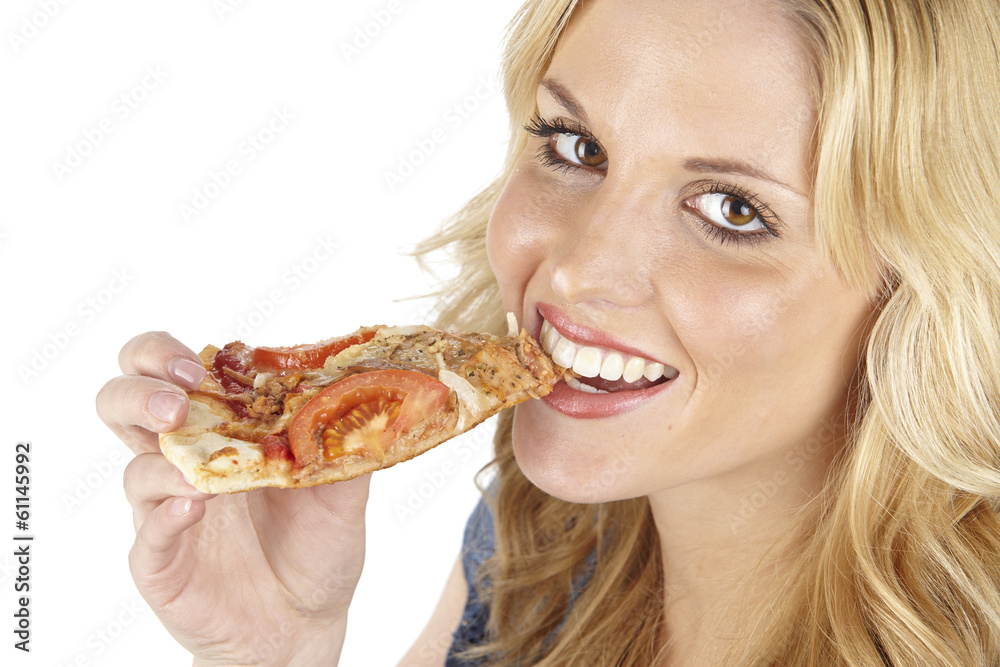 Blonde, junge Frau isst ein Stück Pizza