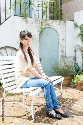 ベンチに座る女性 Stock 写真 Adobe Stock ベンチに座る女性 Stock 写真 Adobe Stock