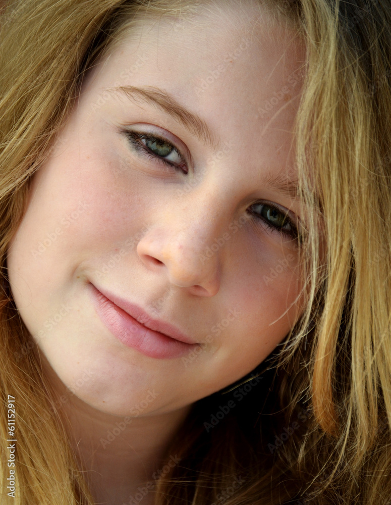 Retrato de una hermosa niña rubia. Retrato de una hermosa niña rubia.