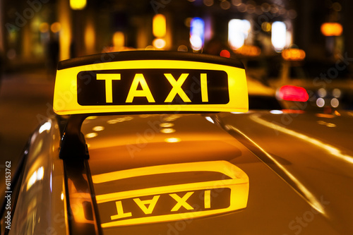 gespiegeltes Taxischild in einem Taxidach