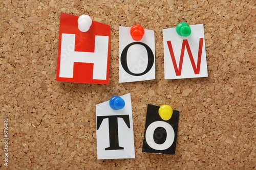 Canvas Print The phrase How To on a cork notice board