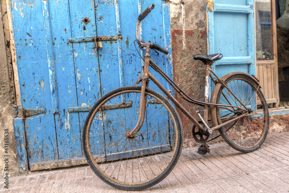 Altes Fahrrad in einer Gasse in Marokko