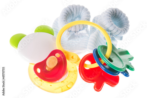 Babyspielzeug mit Beißring und Babyschuhe photo