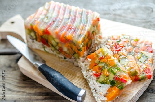 Fotografie Chicken galantine with vegetables