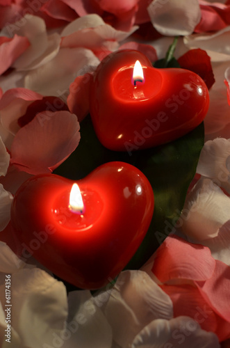 candele rosse accese su foglia e petali photo