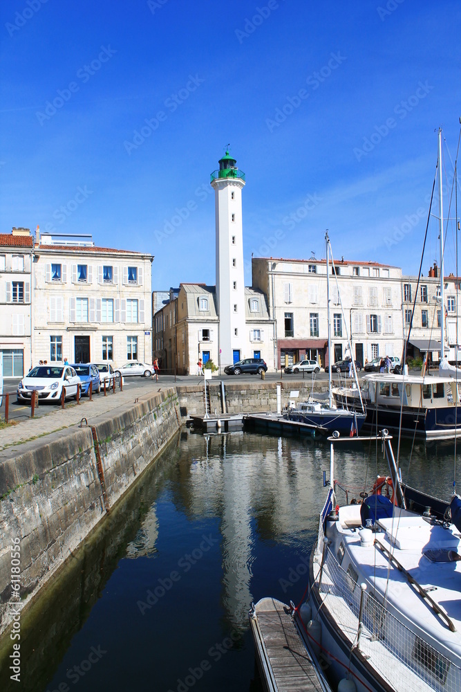 Obraz premium Vue sur le phare du vieux port depuis un voilier