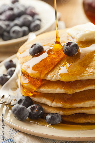 Foto Homemade Buttermilk Pancakes with Blueberries and Syrup