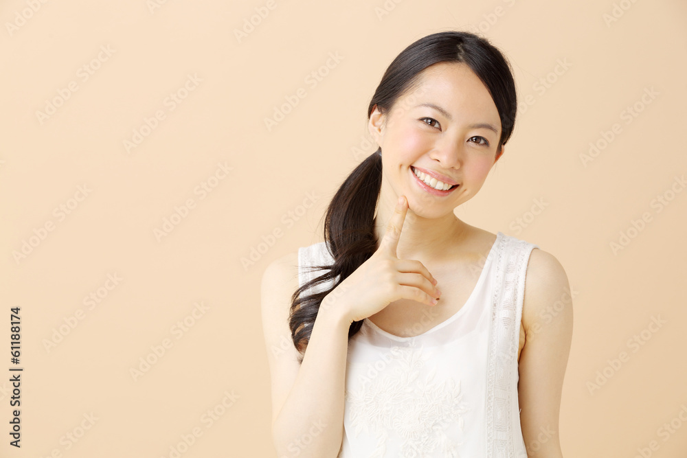 女性・ベージュバック