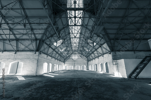 Fototapeta Naklejka Na Ścianę i Meble -  an empty desolate industrial building inside