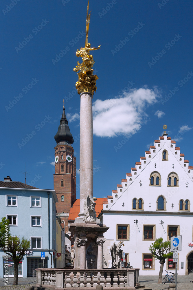 Straubing, Theresienplatz; Brunnen; Basilika St. Jakob