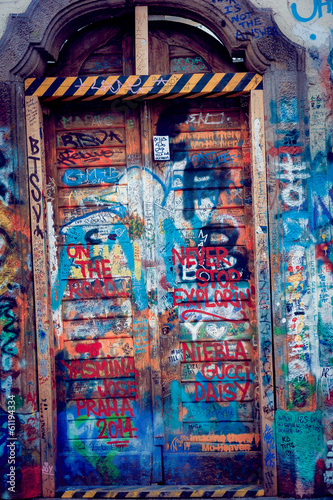 Graffiti sur une porte © PicsArt