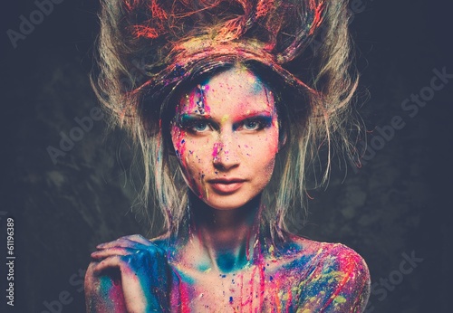 Foto Young woman muse with creative body art and hairdo