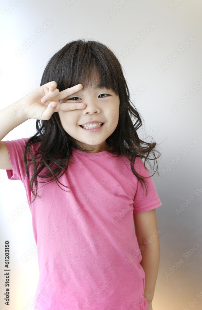 横ピースをする女の子 Stock 写真 Adobe Stock