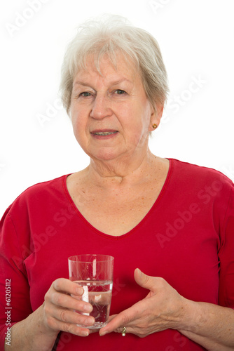 Seniorin mit Wasserglas