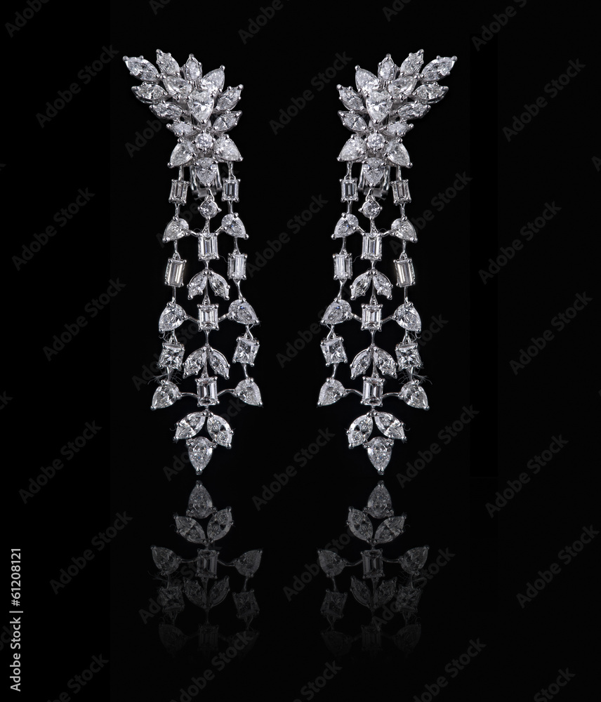 Obraz premium Diamond Earrings on a black reflective background