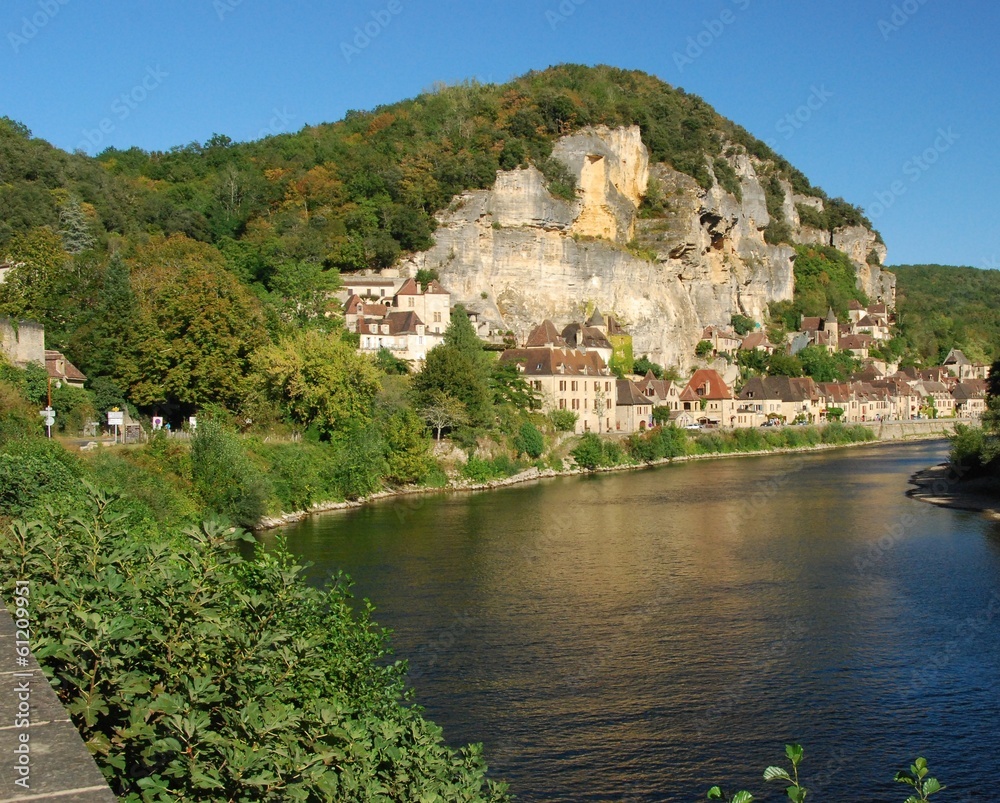 Fototapeta premium La Roque Gagéac sous la falaise