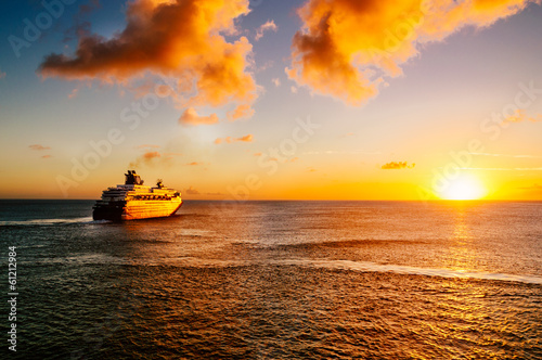 Passagierschiff im Sonnenuntergang