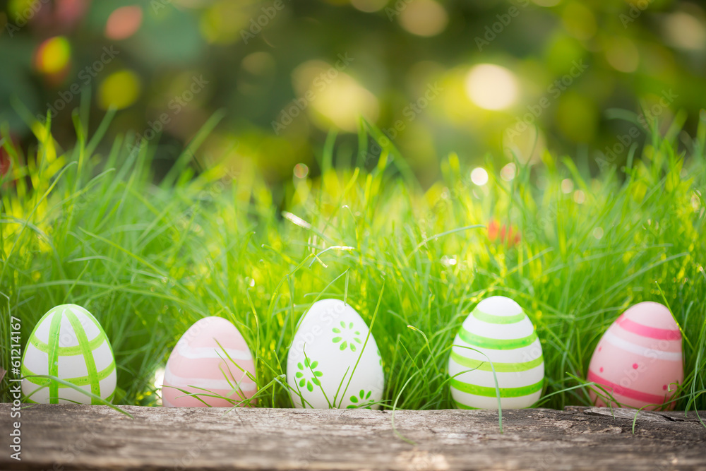 Easter eggs on green grass - obrazy, fototapety, plakaty 