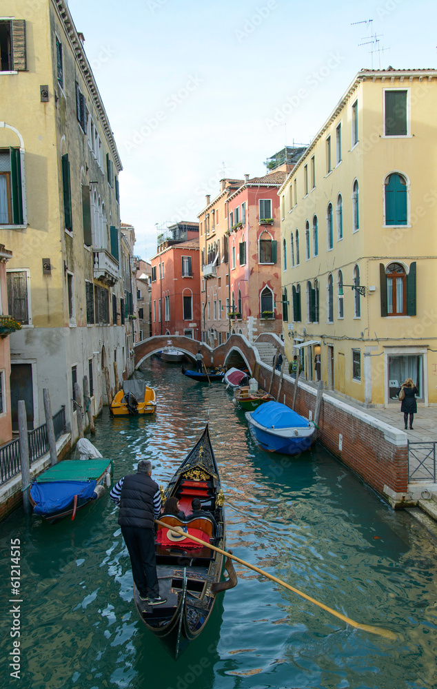 Gondole sur un canal à Venise