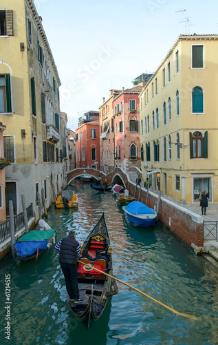 Gondole sur un canal à Venise © Pat on stock