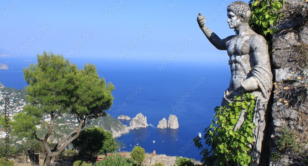Fototapeta premium Statue romaine et vue sur les Fariglioni à Anacapri - Italie