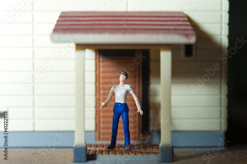 ミニチュアの人形と家の玄関 © beeboys