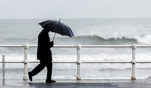 Hombre con paraguas paseando