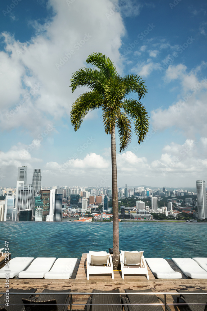 Naklejka premium Infinity swimming pool of the Marina Bay Sands in Singapore.