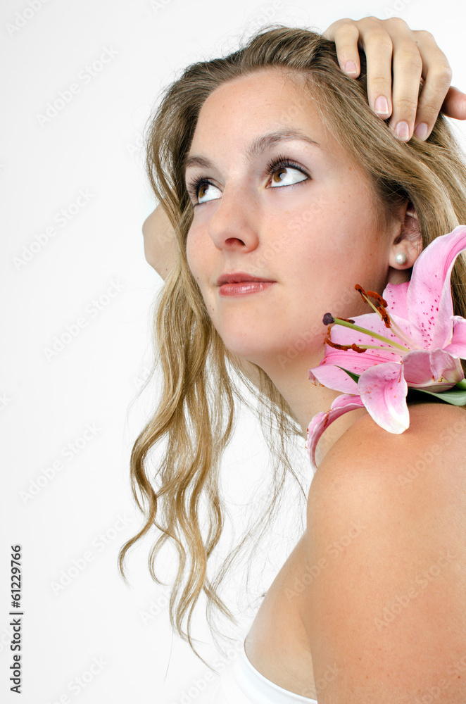 Auszeit / Wellness: Junge, entspannte Frau mit Lilie Auszeit / Wellness: Junge, entspannte Frau mit Lilie