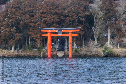 Géant Torii, lac Ashi,  porte japonaise, Japon, photo