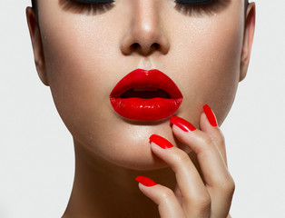 Canvas schilderij Fashion lippen Sensuele rode lippen met manicure  © Subbotina Anna
