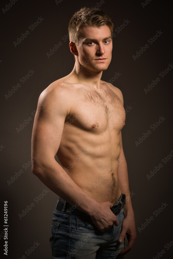 Naklejka premium Strong athletic man on dark background