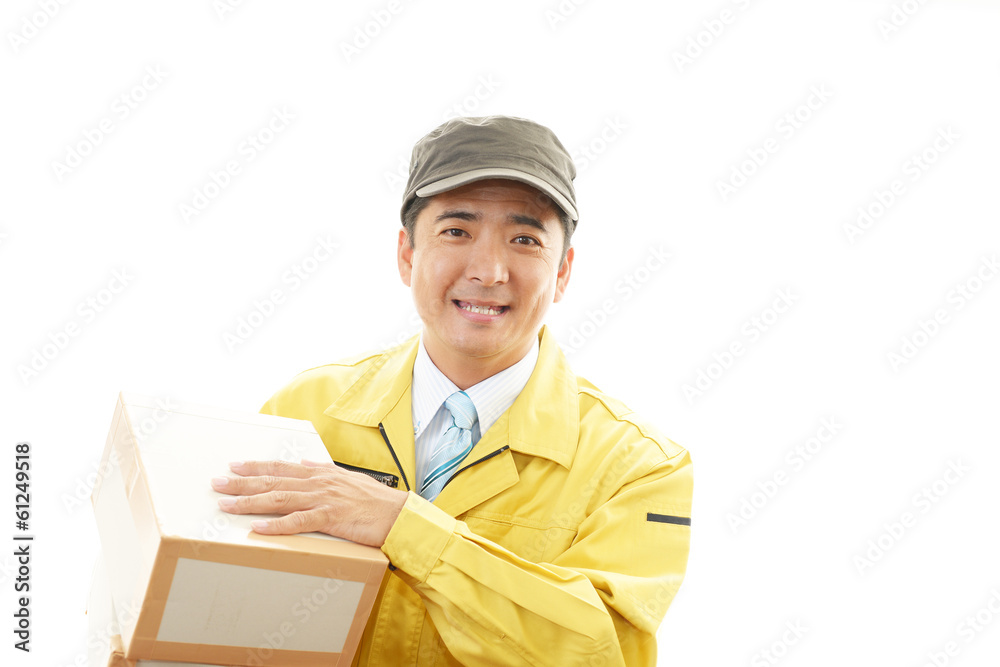 荷物を運ぶ笑顔の男性