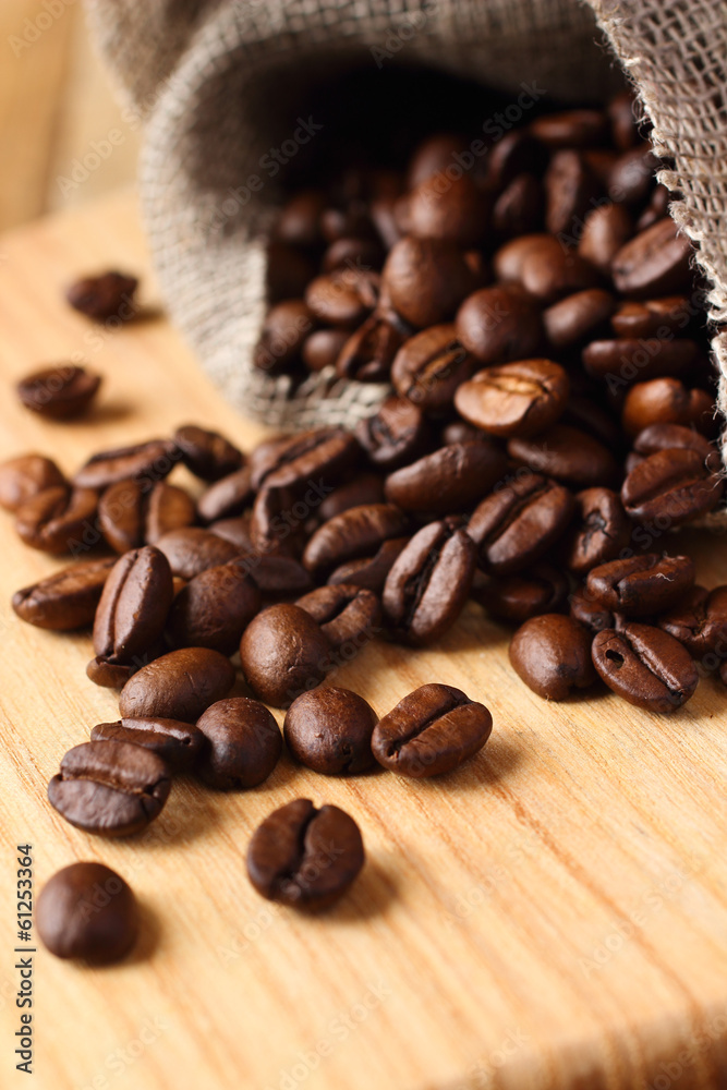 Fototapeta premium Roasted coffee beans in linen bag