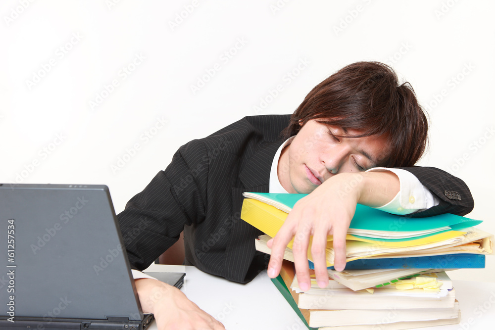 居眠りをするビジネスマン 居眠りをするビジネスマン