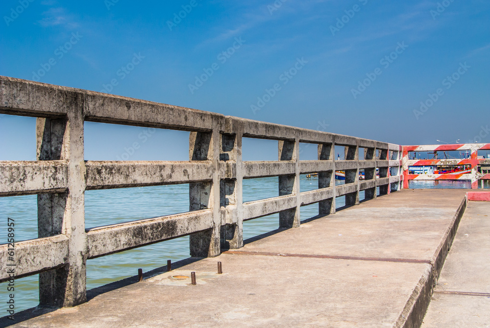 Fototapeta premium Concrete bridge railing