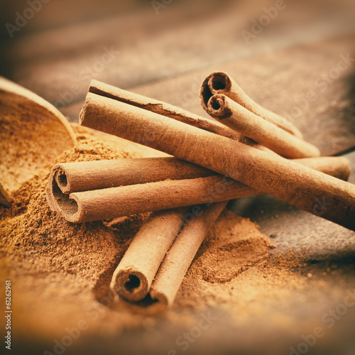 Foto Vintage stylized photo of Cinnamon sticks and cinnamon powder