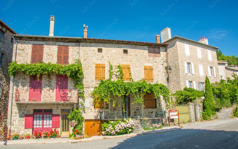 Village de Chalencon en Ardèche, France