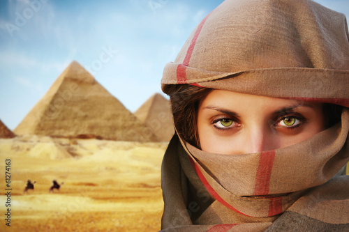Foto beautiful green eyed woman in chador and the pyramids