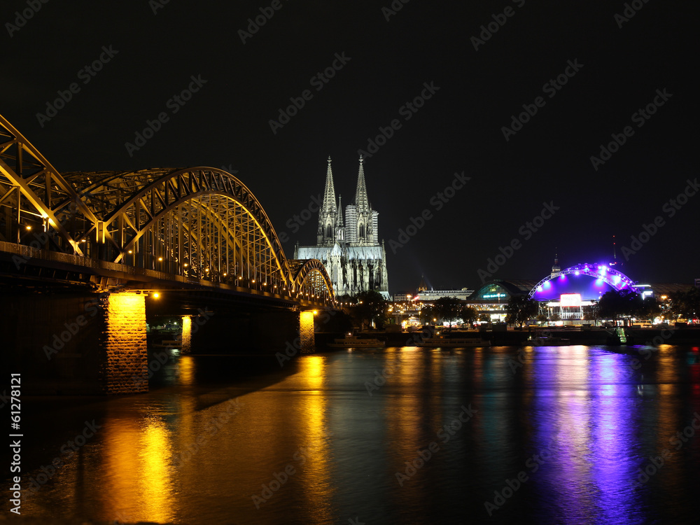Fototapeta premium Hohenzollernbrücke Kölner Dom und Oper bei Nacht