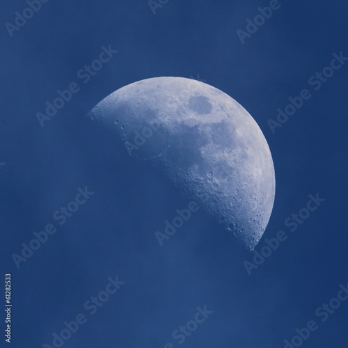 Halbmond (zunehmend) am blauen Himmel photo