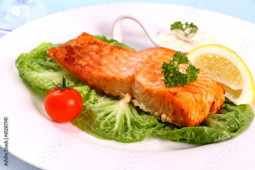 Salmon fillet with salad, tomato and lemon