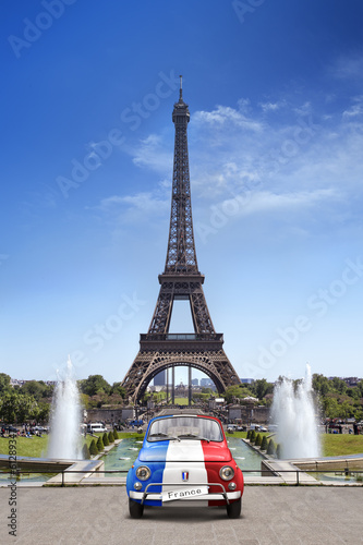 Voiture devant la Tour Eiffel Paris
