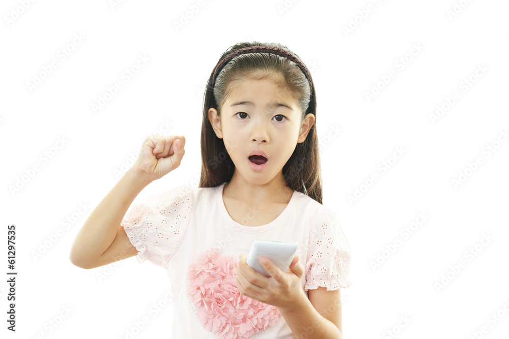 スマートフォンを持つ女の子 スマートフォンを持つ女の子